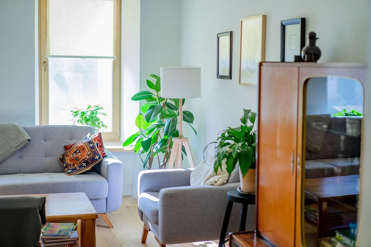 Personne installant des meubles et électroménager dans un appartement lumineux