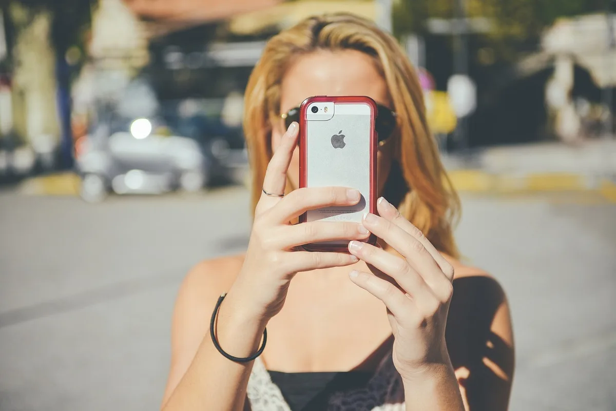 Personne vérifiant un débit suspect sur son téléphone près d'un relevé