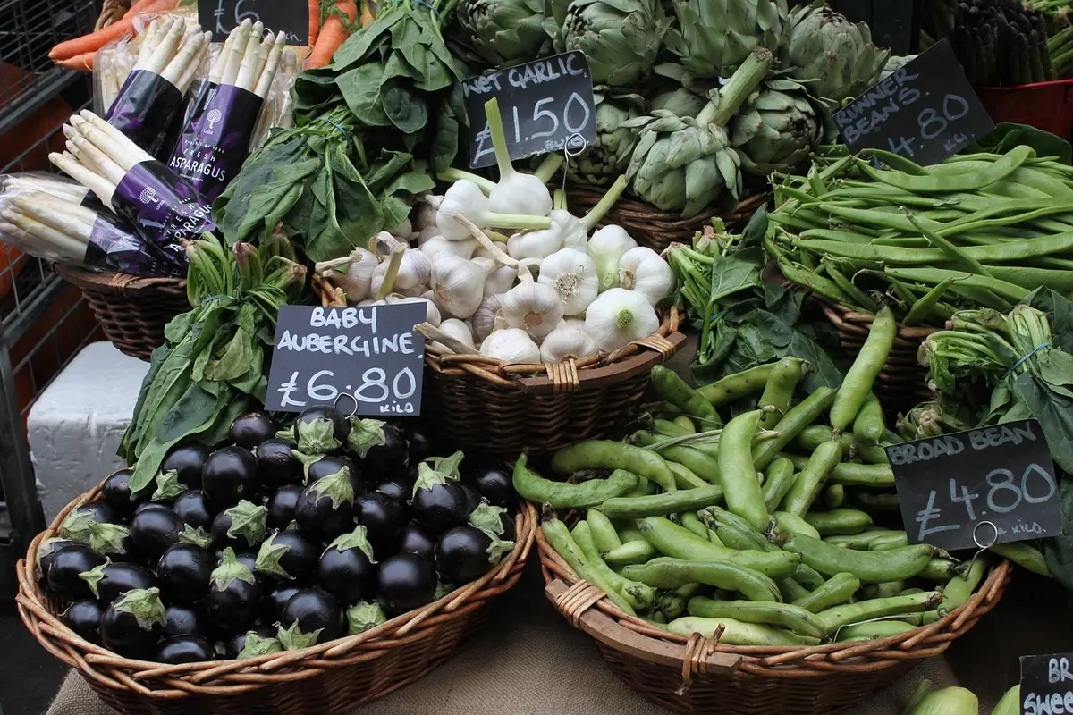 Stand de marché avec terminal mobile posé sur une table en plein jour