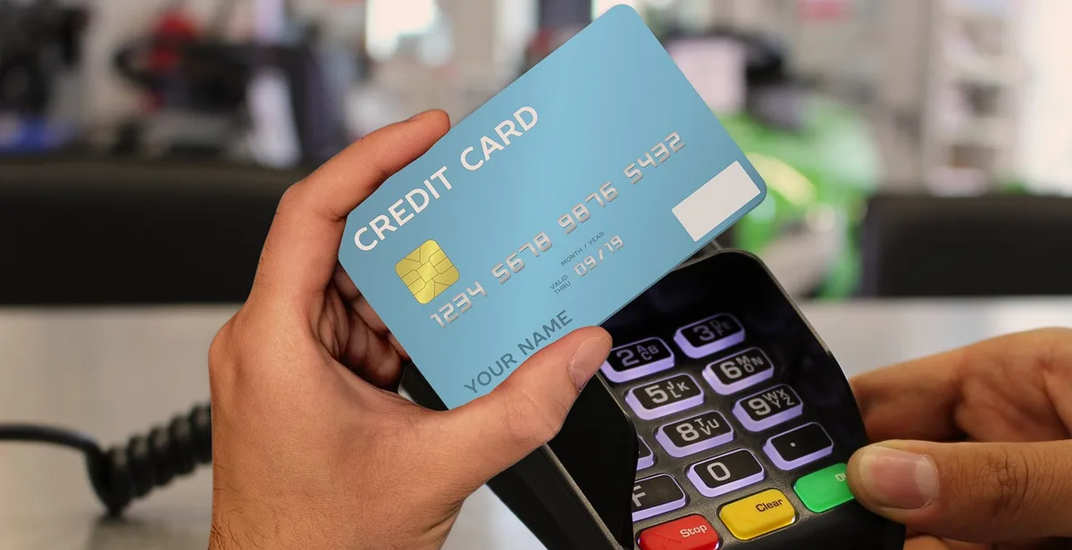 Terminal de paiement en train de traiter une transaction au comptoir