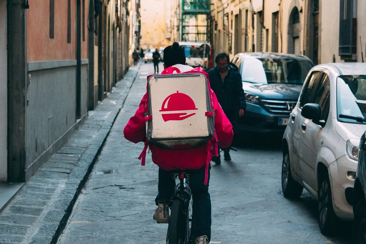 Alignement d’utilitaires de livraison sur le parking d’un dépôt en journée