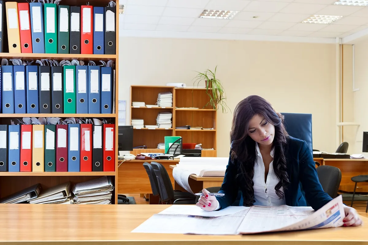 Documents et checklist posés sur un bureau lumineux