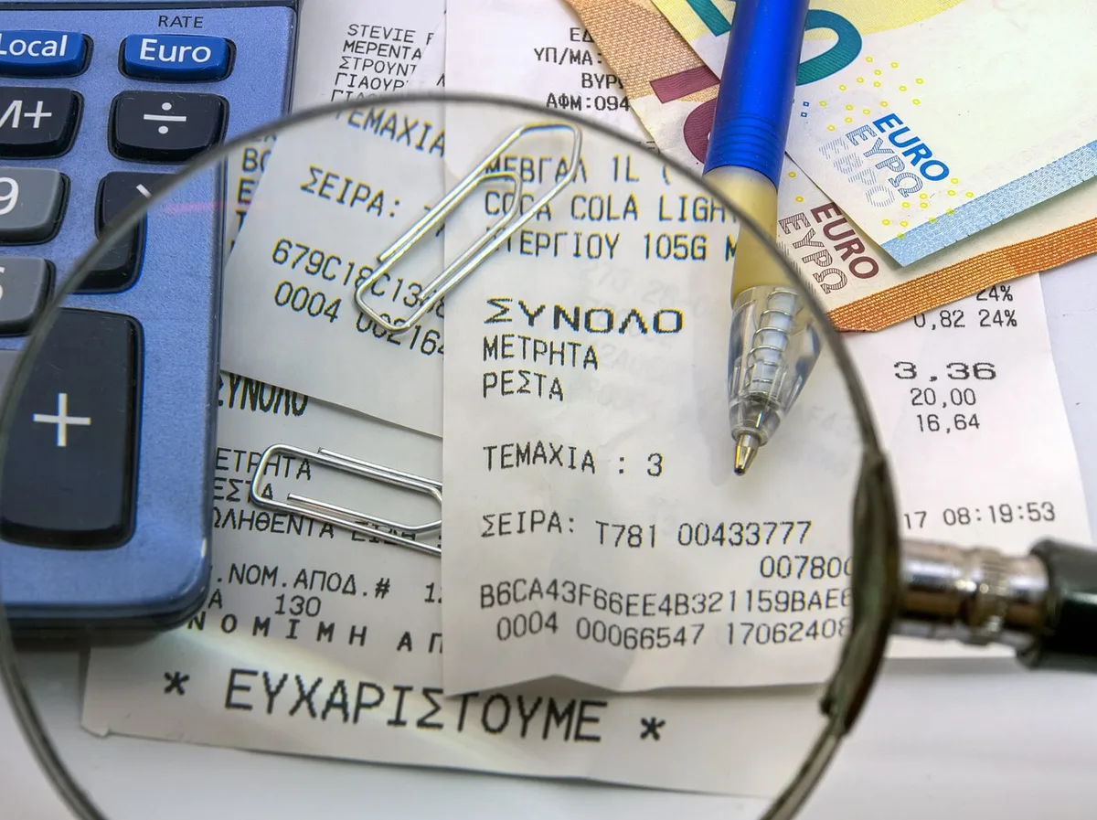 Bureau avec calculatrice, factures et notes de coûts pour comparer offres