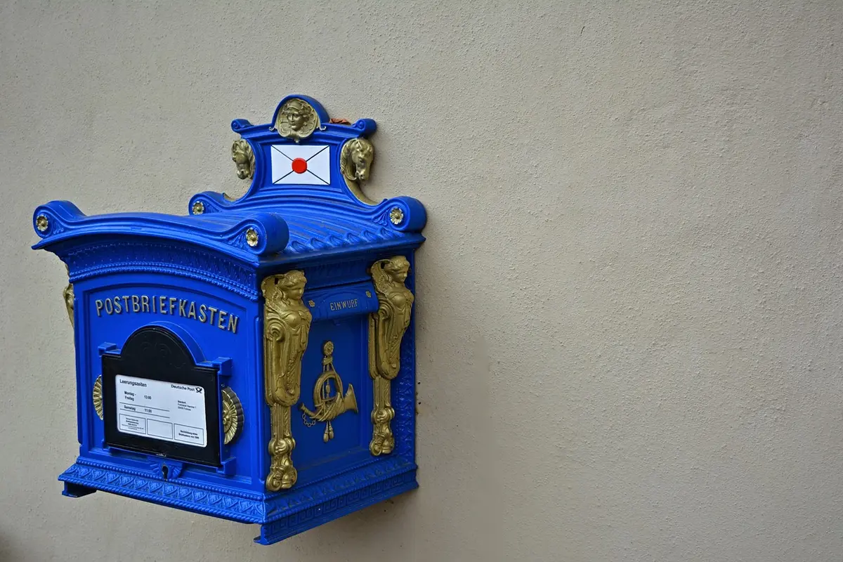 Main remettant une lettre recommandée dans un bureau lumineux