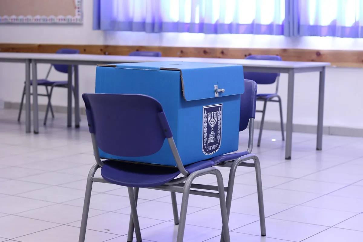 Urne et enveloppes sur une table en entreprise pendant le vote