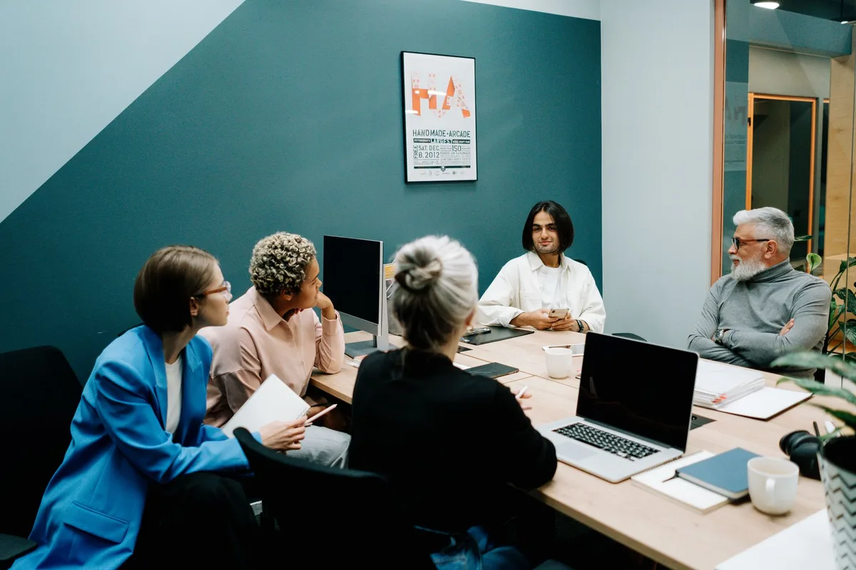 Groupe en séance de débrief autour d'une table avec notes