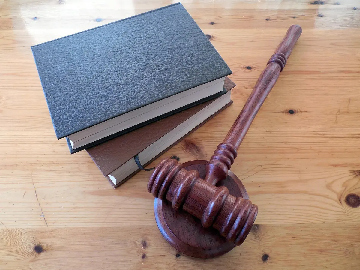 Dossier contenant statuts et récépissé de déclaration posés sur une table