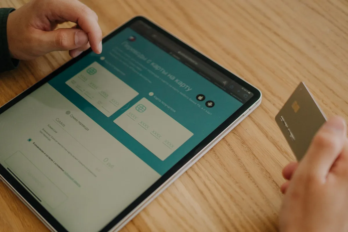 Écran de smartphone montrant la création d'une carte virtuelle et paramètres de sécurité