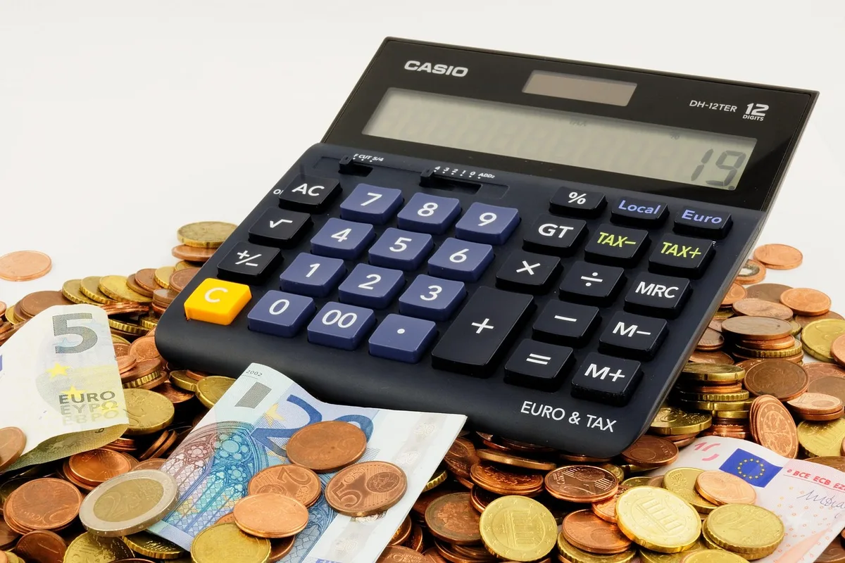Calculs de paie sur un bureau avec calculatrice et documents