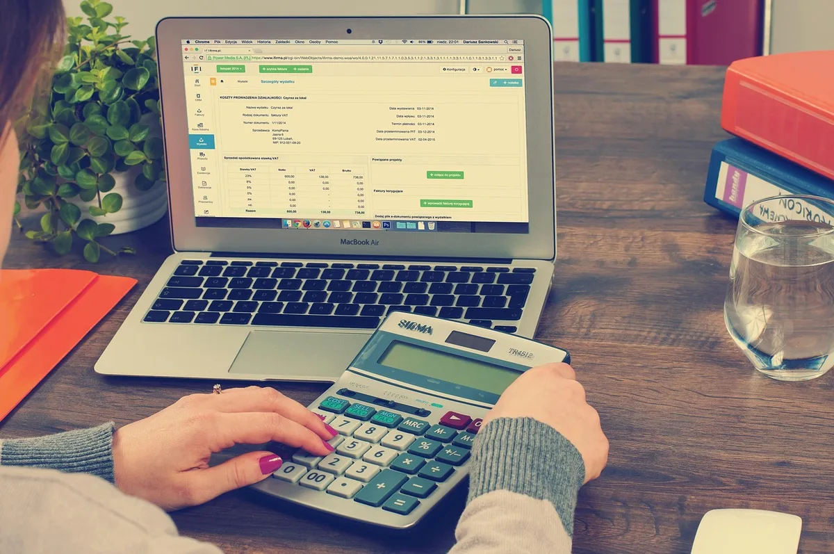 Audit d'accords de maintien de salaire et documents de paie sur une table