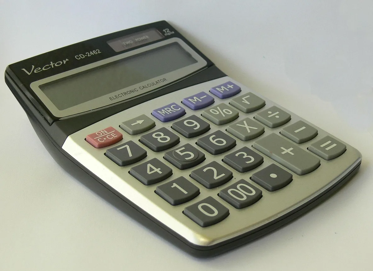 Documents de vente immobilière et calculatrice sur un bureau