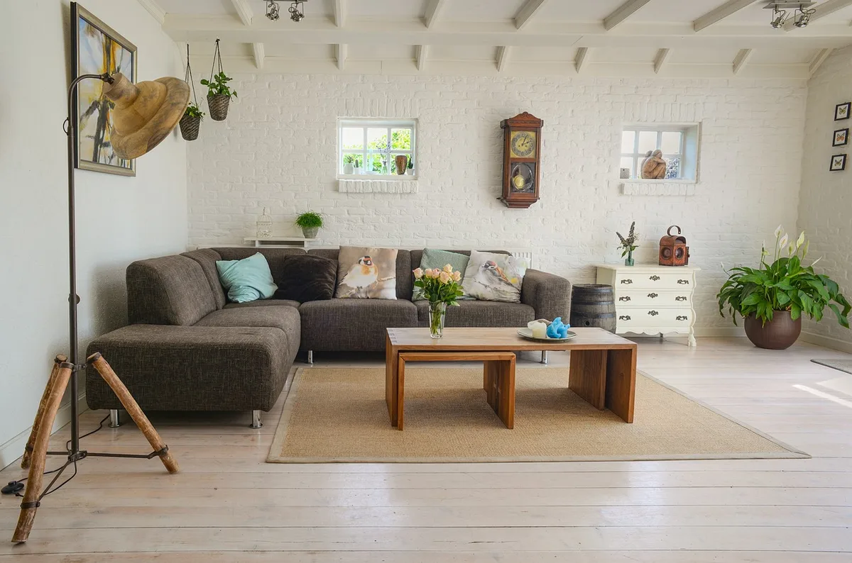 Intérieur de résidence principale lumineux avec personnes floues