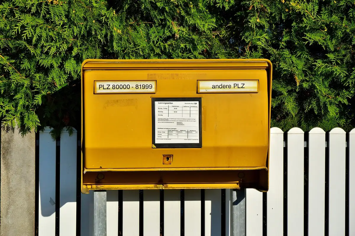Lettre recommandée posée sur un bureau près d'une fenêtre