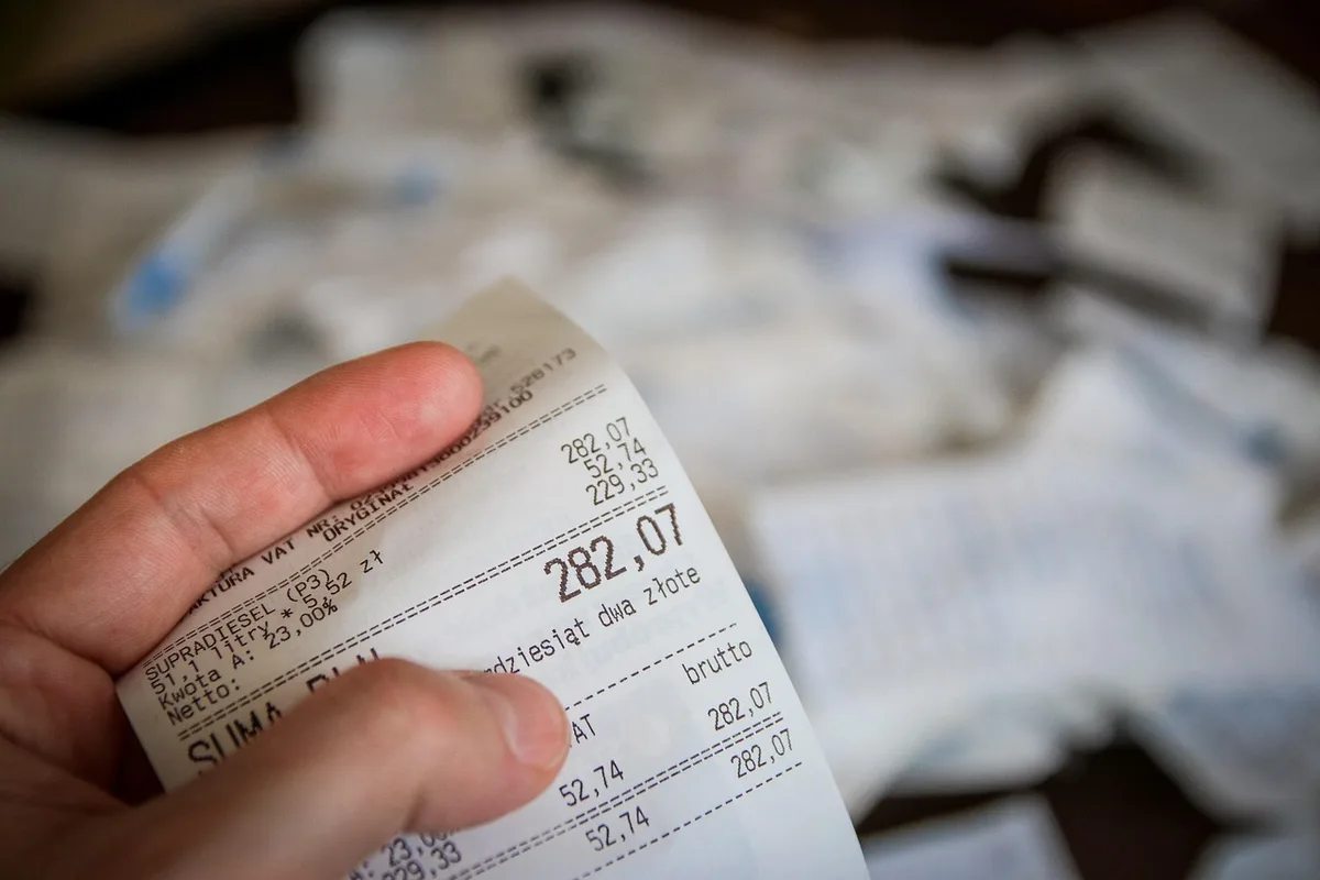 Calculatrice, tickets et tableau des frais de transaction sur un bureau