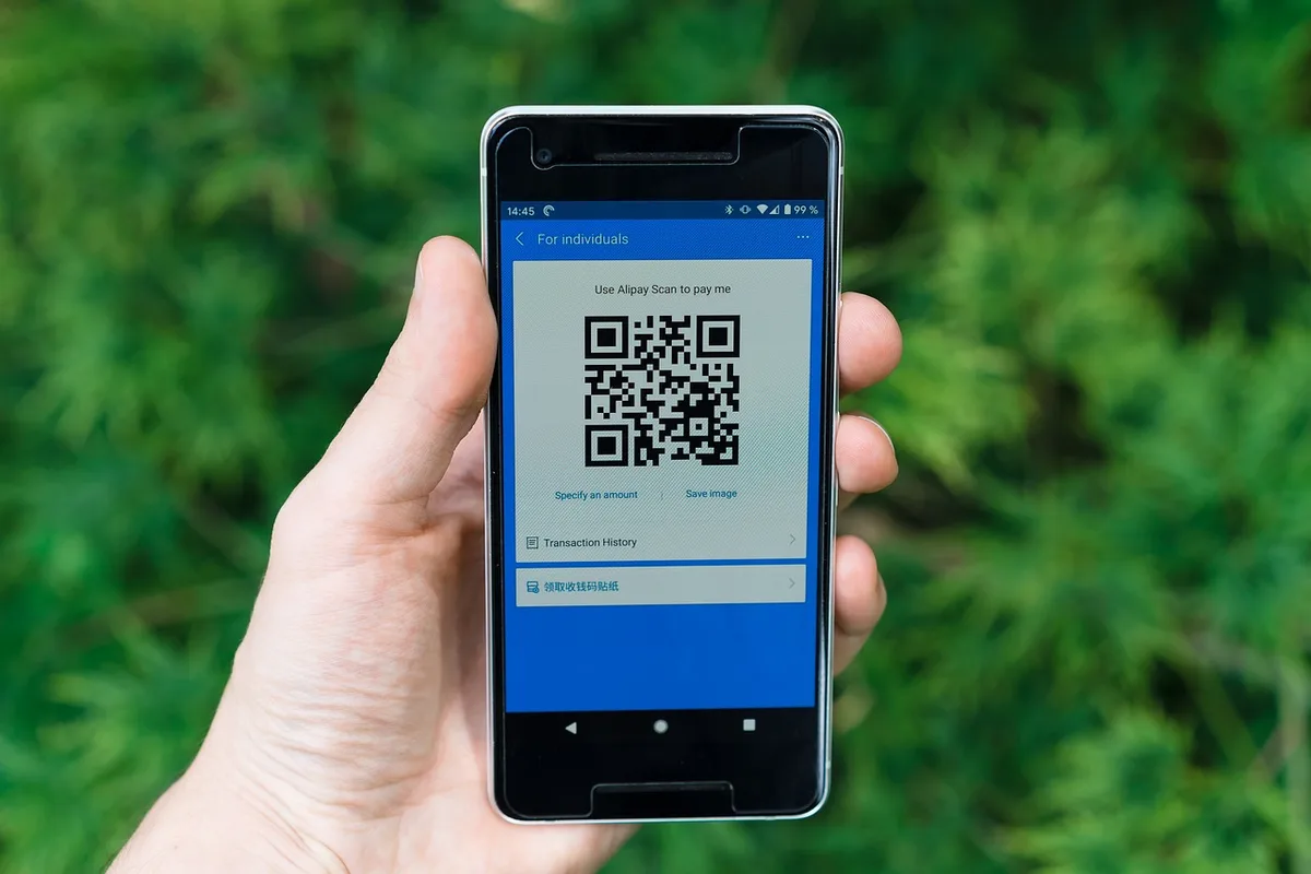 Terminal de paiement mobile 4G posé sur un comptoir de magasin