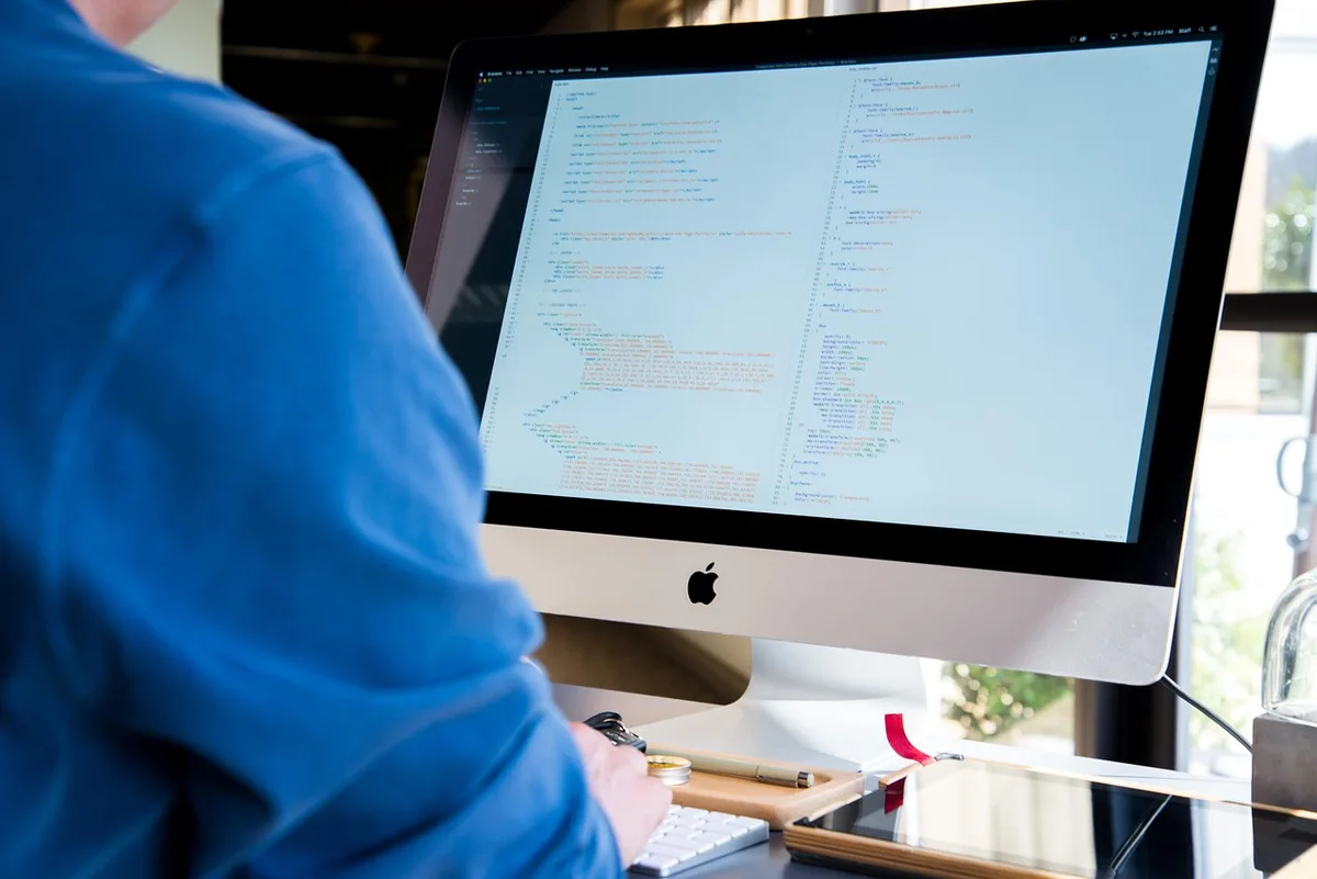 Ordinateur portable avec éditeur de code et notes pour illustrer la flexibilité technique de WordPress