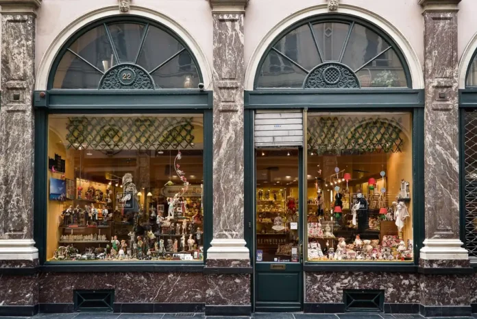 Intérieur d'une épicerie fine en plein jour avec produits artisanaux et présentoirs soignés Intérieur d'une épicerie fine en plein jour avec produits artisanaux et présentoirs soignés