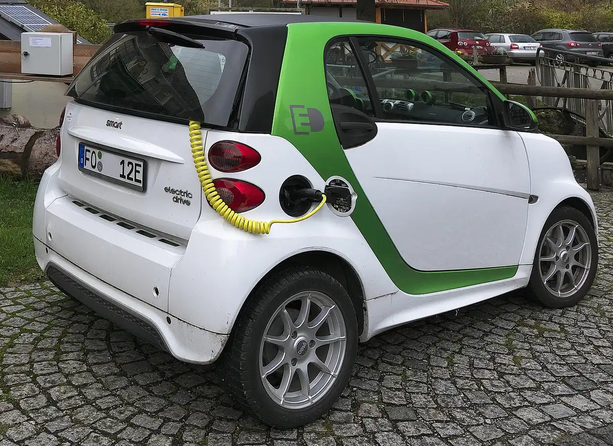 Taxi électrique en train de charger à une station publique en journée