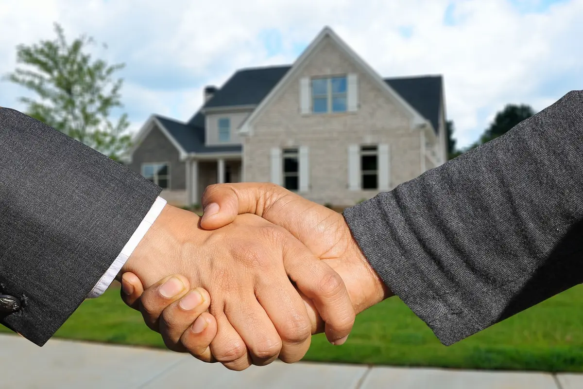Remise des clés à l'intérieur d'un appartement lumineux