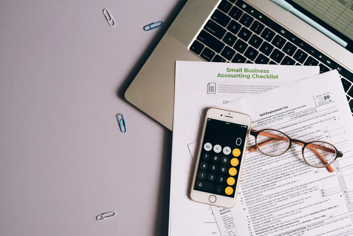 Calculatrice et papiers fiscaux sur un bureau