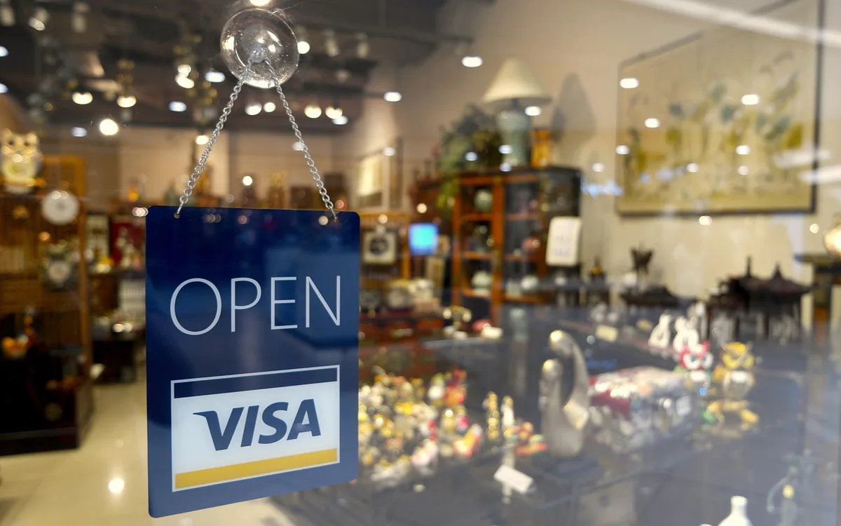 Terminal de paiement et smartphone sur un comptoir de boutique