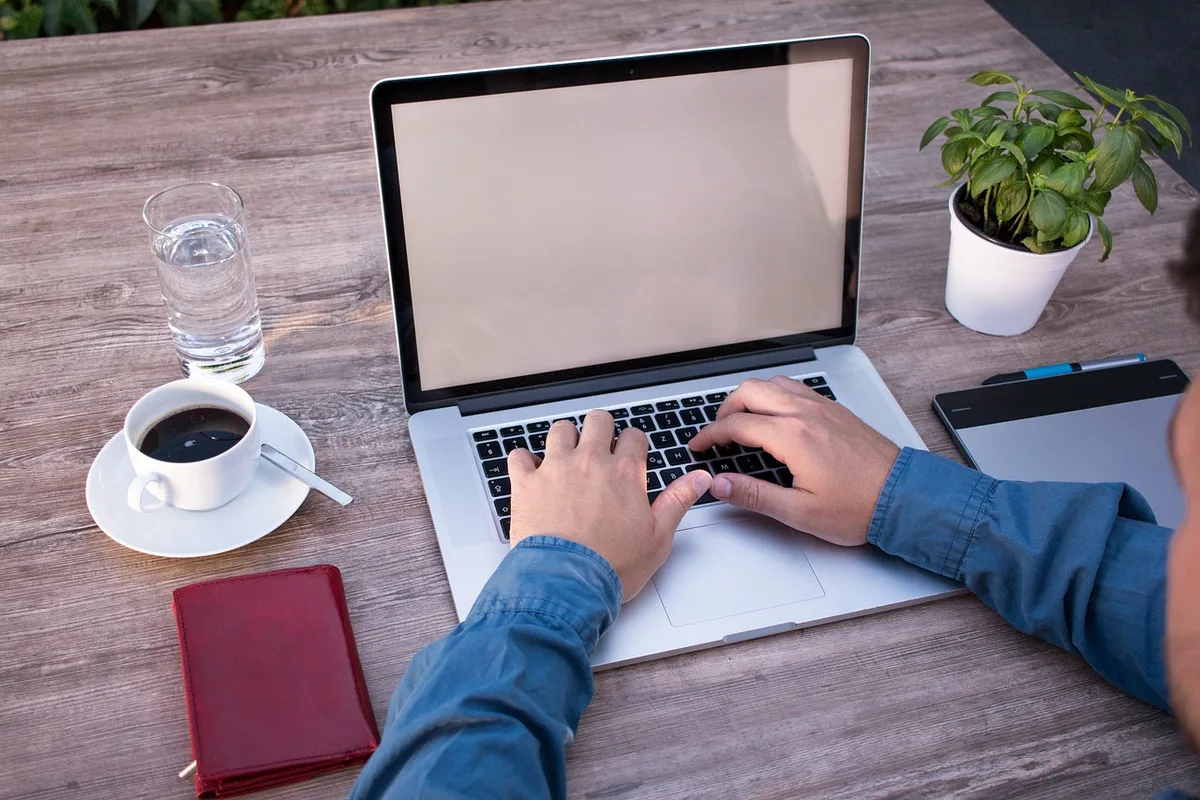 Freelance travaillant sur un ordinateur portable dans un espace lumineux