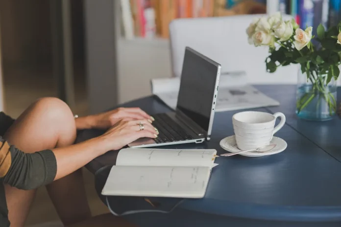 Bureau d'entreprise en journée avec ordinateur portable et factures sur la table