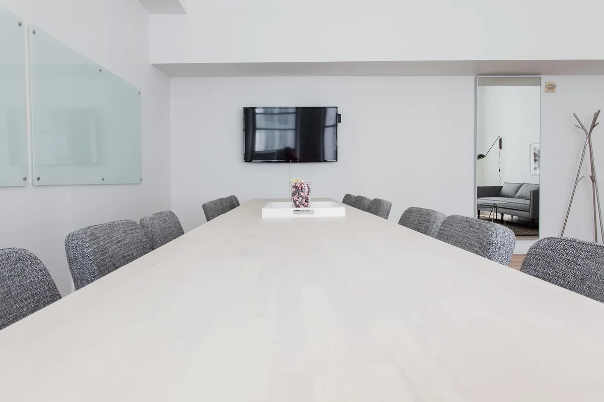 Personnes anonymes discutant autour d'une table avec fiches projet