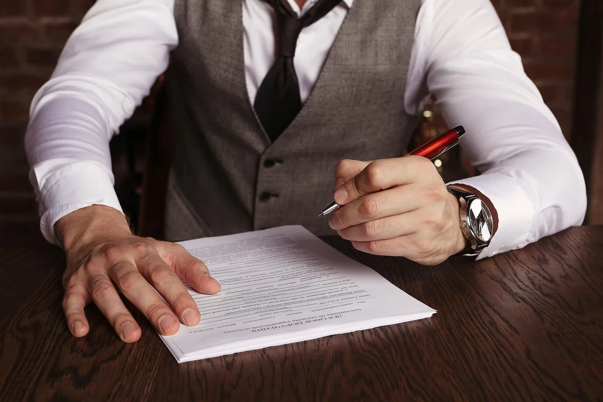 Formulaires d'immatriculation et stylo posés sur un bureau