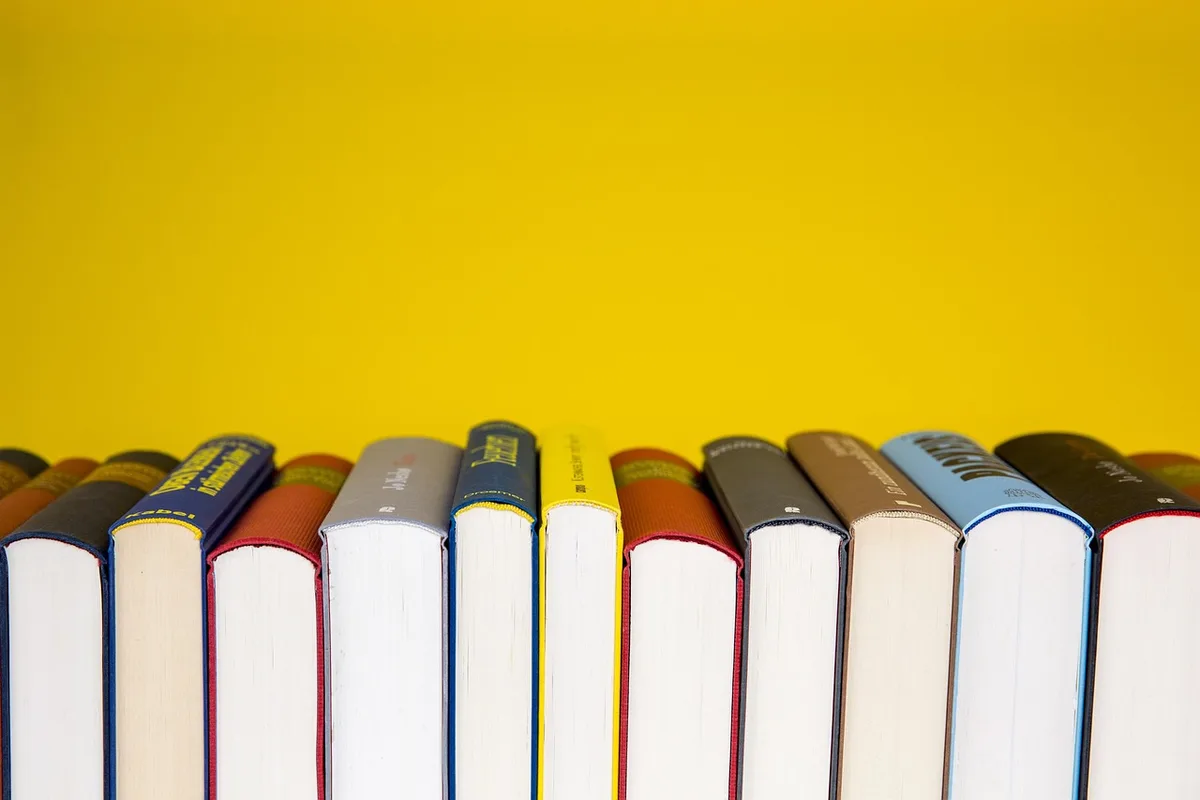 Réunion de partenaires locaux dans une bibliothèque ou centre social lumineux