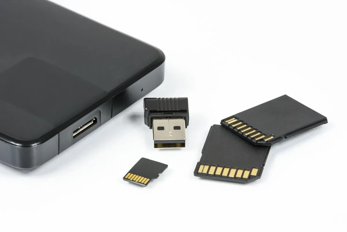 Disque dur externe et ordinateur portable sur un bureau en journée illustrant la sauvegarde des données