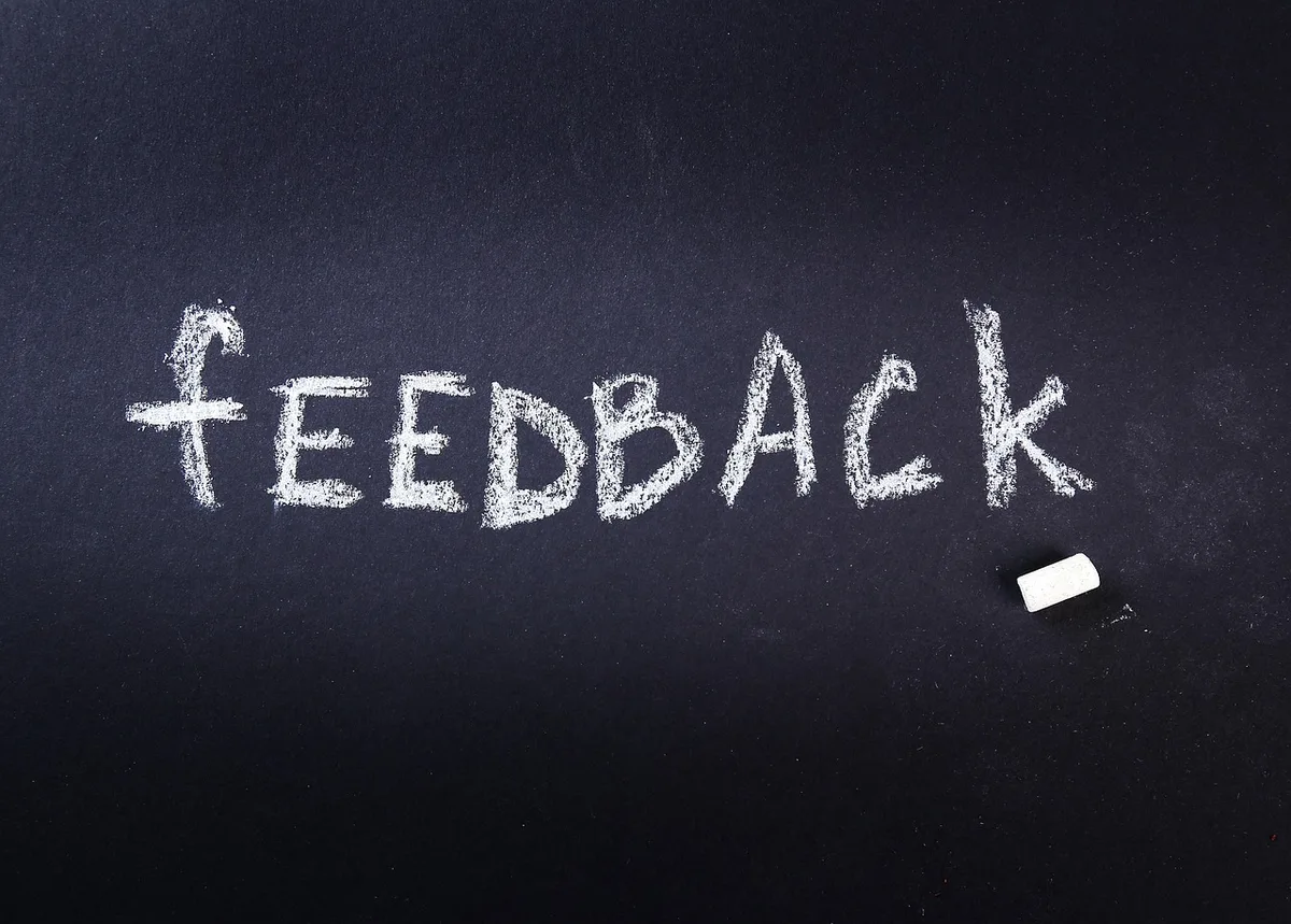 Personne consultant des avis clients en ligne sur un ordinateur portable