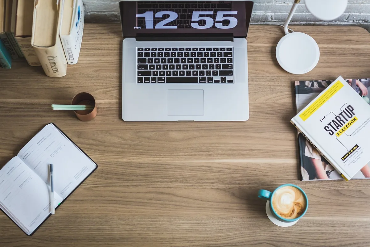 Salarié prenant une pause près de son bureau avec une horloge murale