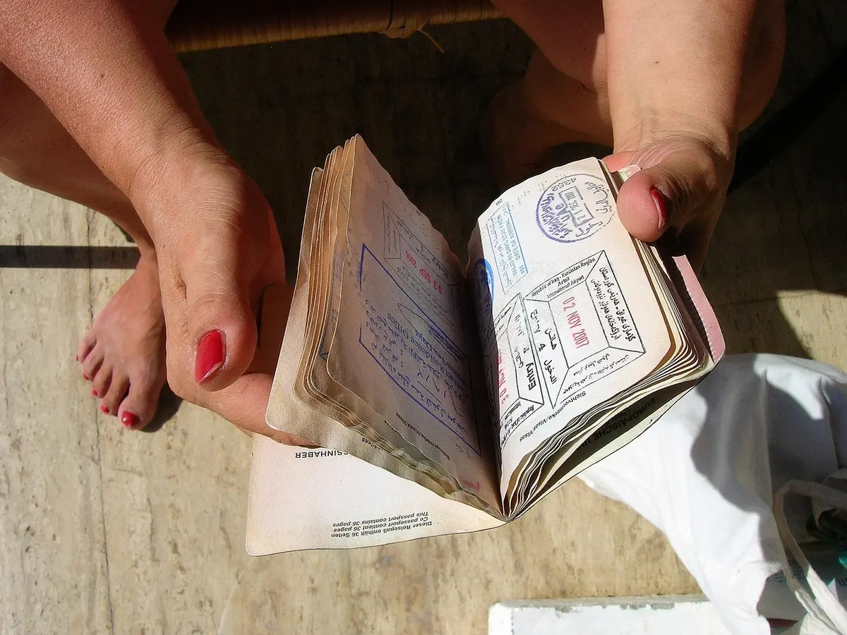 Procuration signée posée à côté d'une pièce d'identité