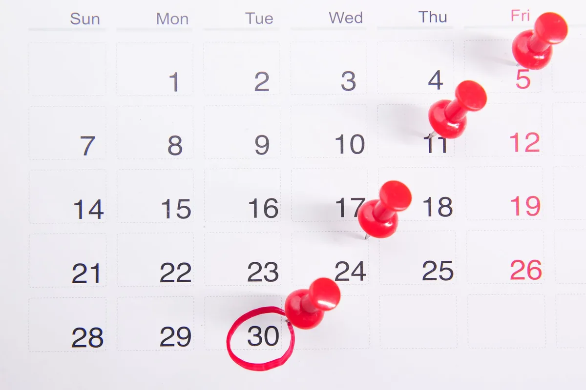 Calendrier posé près de documents administratifs indiquant une date butoir