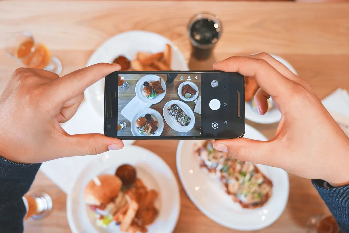 Préparation de visuels produits sur une table avec smartphone