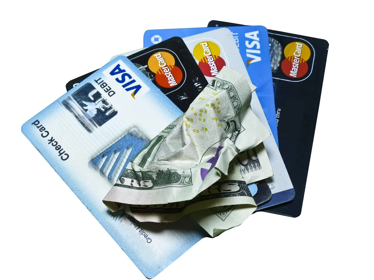 Gros plan sur un terminal de paiement lors de la lecture d'une carte en boutique