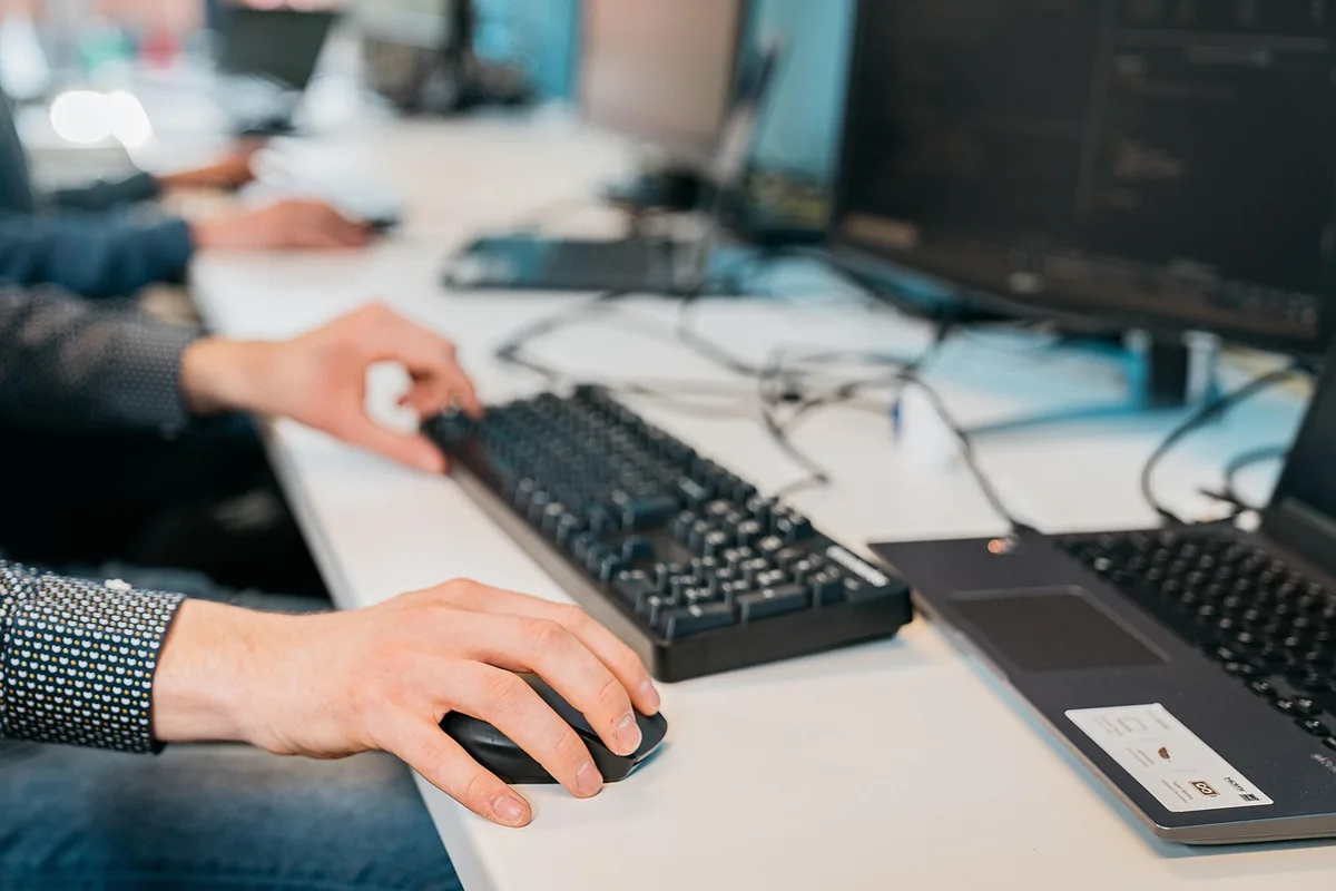 Horloge et espace de travail montrant une pause obligatoire après six heures