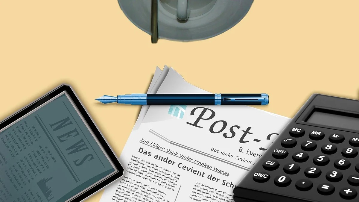 Fiche de paie et calculatrice sur un bureau, symbolisant la mise à jour des paramètres de paie