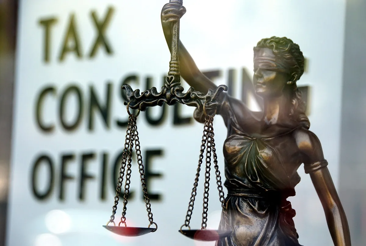 Dossier RH et calculatrice sur une table illustrant la fiscalité des départs
