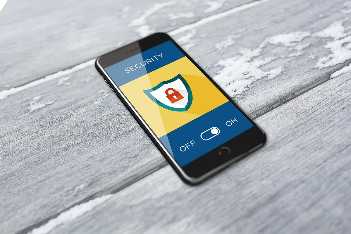Ordinateur portable et cadenas symbolisant le chiffrement et la confidentialité des données