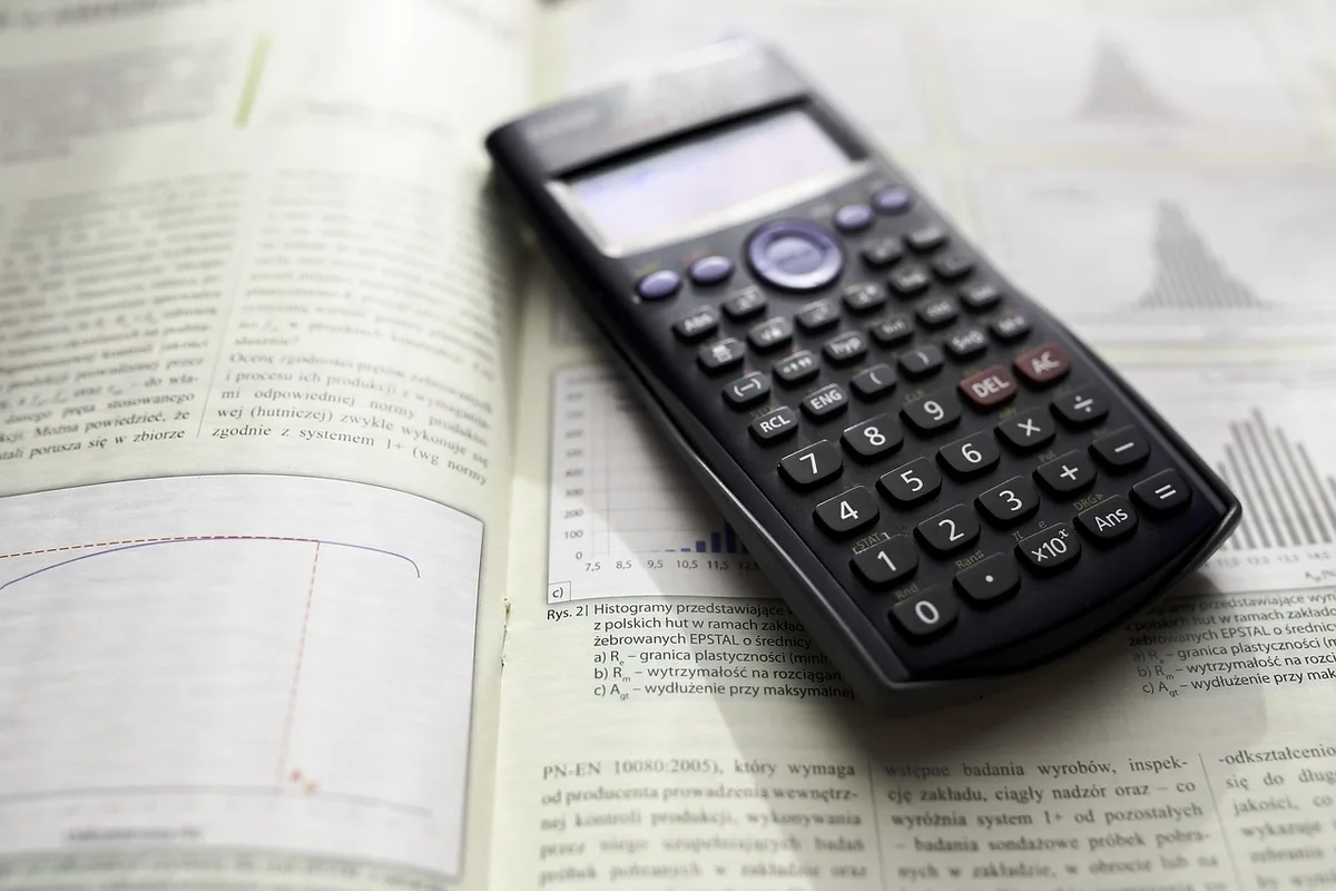 Calculatrice et documents de loyer sur un bureau pour illustrer le calcul de l'IRL