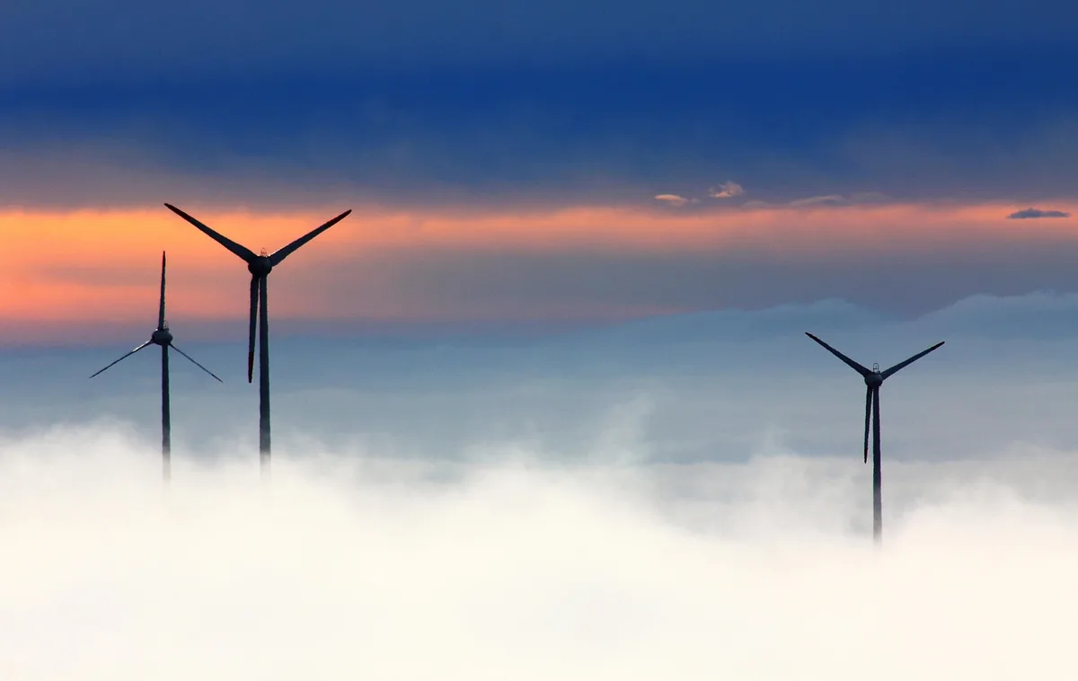 Document de performance énergétique posé à côté d'une clé sur une table