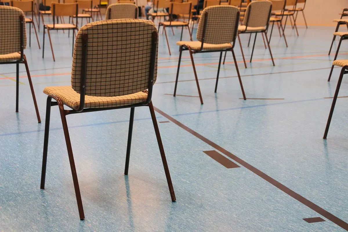 Convocation et pièces jointes posées sur une table de palier