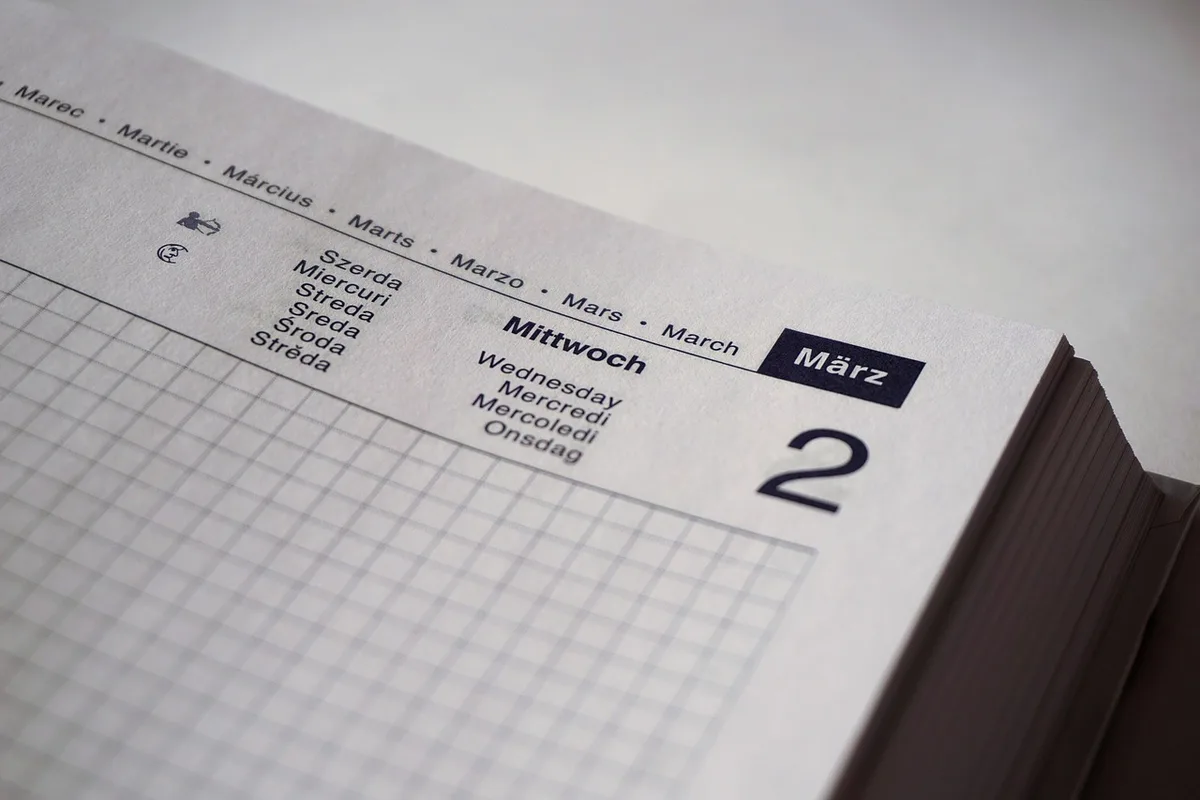 Calendrier montrant mars et septembre avec un smartphone posé à côté