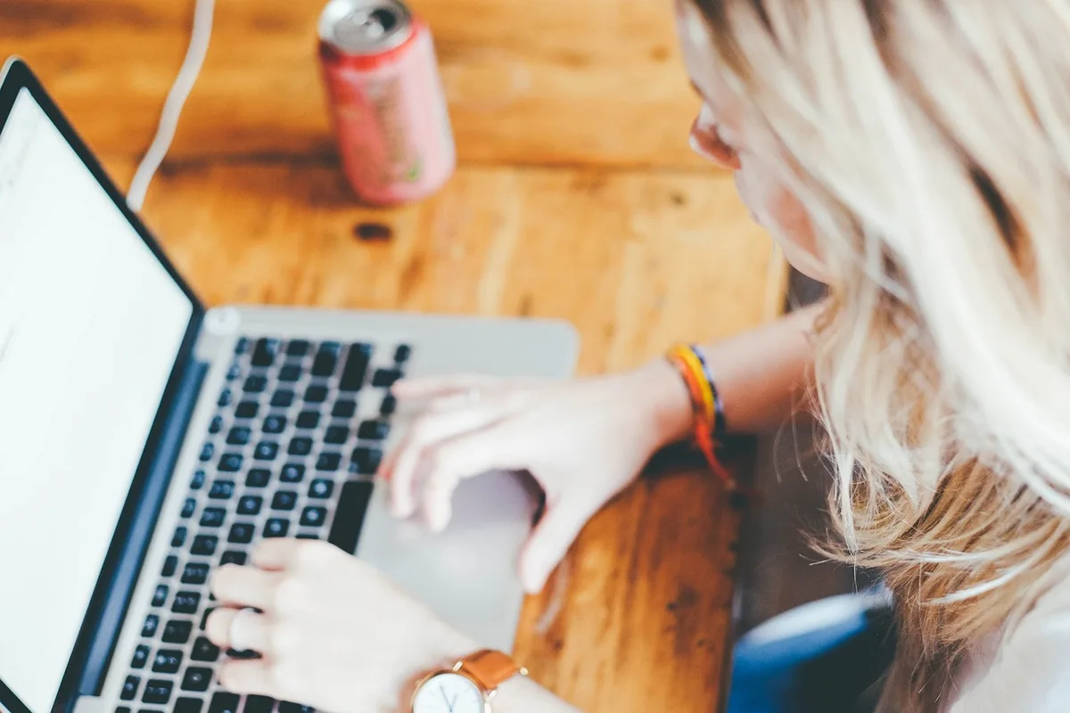 Document médical recommandant le télétravail posé sur un bureau