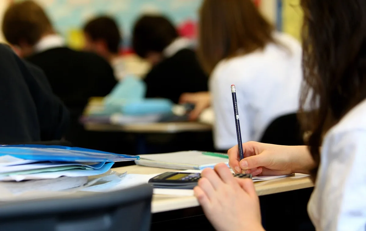 Fiche de paie et calculatrice posées sur un bureau, illustrant les nouveaux montants du Smic